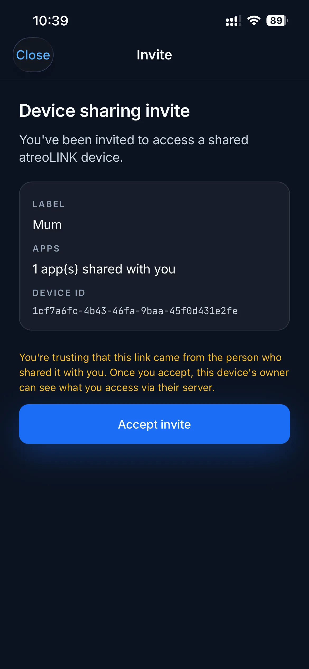 The invite-acceptance screen in the mobile app, showing the device label, the count of shared apps, the device ID, and an Accept invite button.